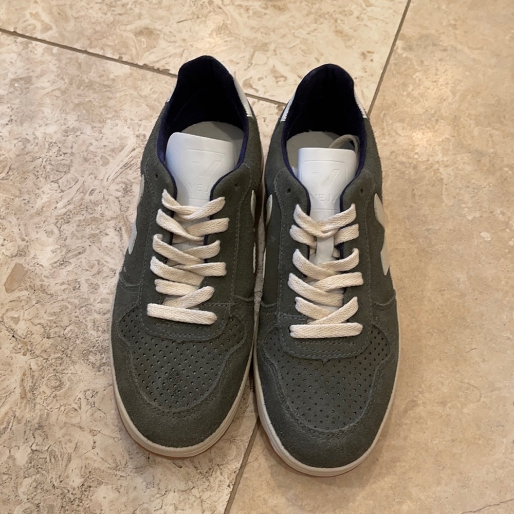 Veja- Olive Green Senakers- EUR 36/US 5